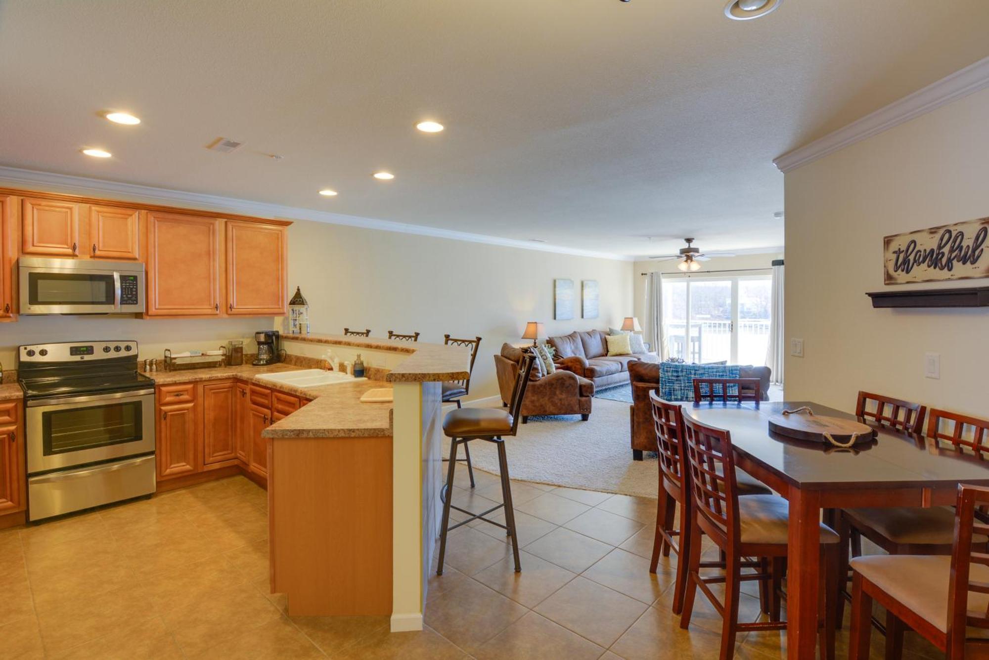Lakefront Osage Beach Condo With Pool And Water Views! 외부 사진